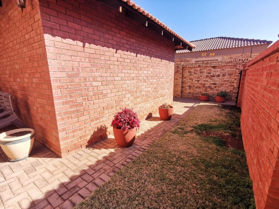 3 Bedroom Property for Sale in Van Der Hoff Park North West
